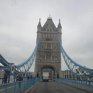 Walking To Tower Bridge , London Großbritannien